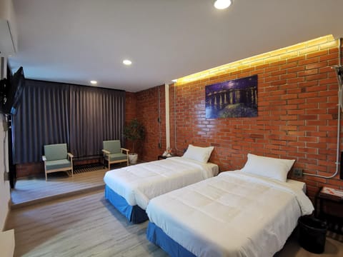 Bed, Photo of the whole room, Seating area