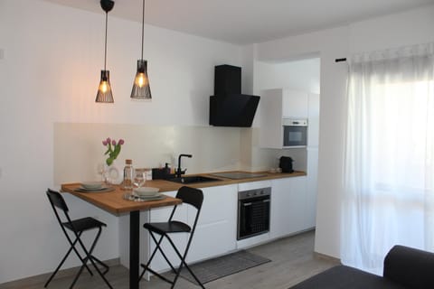 Kitchen or kitchenette, Dining area, minibar, pet friendly, stove