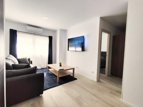 Communal lounge/ TV room, TV and multimedia, Living room, Seating area, air conditioner