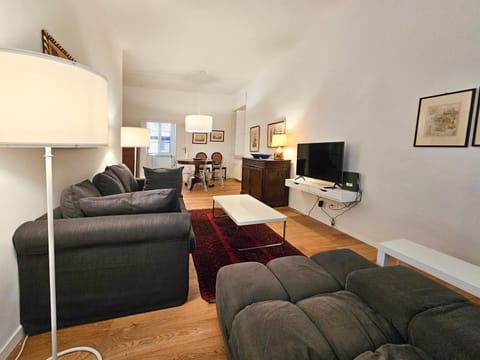 Bed, TV and multimedia, Living room, Seating area