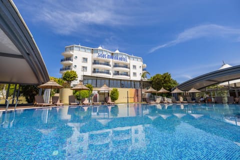 Property building, Day, Pool view, Swimming pool, sunbed