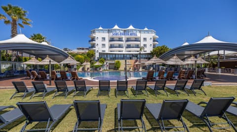 Property building, Day, Pool view, Swimming pool, sunbed