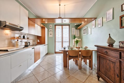 Kitchen or kitchenette, Dining area, stove