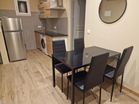 Kitchen or kitchenette, Seating area, Dining area, stove
