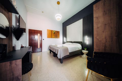 Bed, TV and multimedia, Photo of the whole room, wardrobe