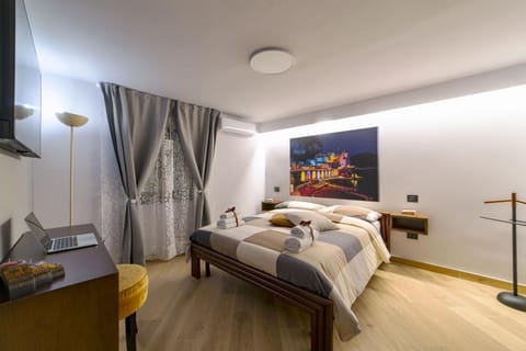 Bed, TV and multimedia, Photo of the whole room, Bedroom
