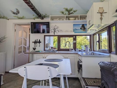 TV and multimedia, Kitchen or kitchenette, Living room, Seating area, Dining area