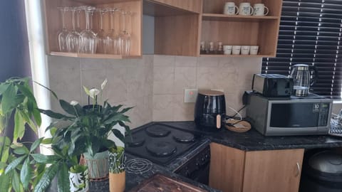 Coffee/tea facilities, Kitchen or kitchenette, stove, toaster