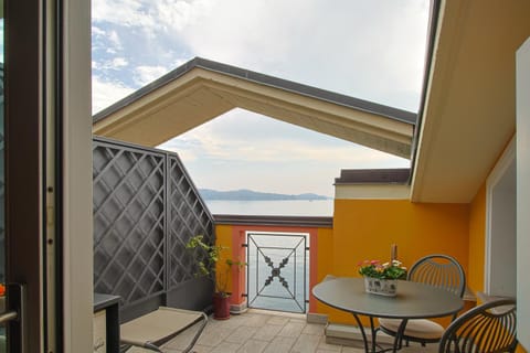 Balcony/Terrace, Balcony/Terrace, Photo of the whole room, Lake view, Lake view, Mountain view, Mountain view