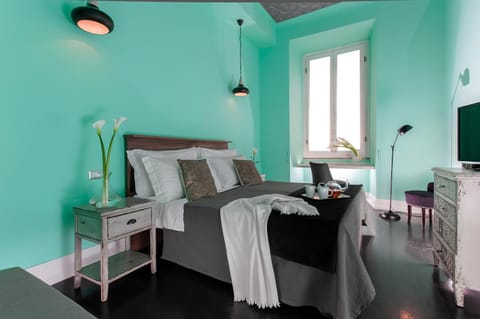 Bed, Photo of the whole room, Decorative detail, Bedroom