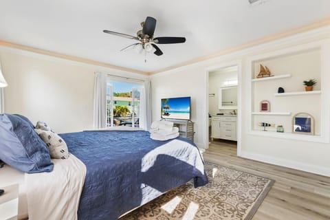 Boaters Bayshore Bungalow II w HOT TUB House in East Naples