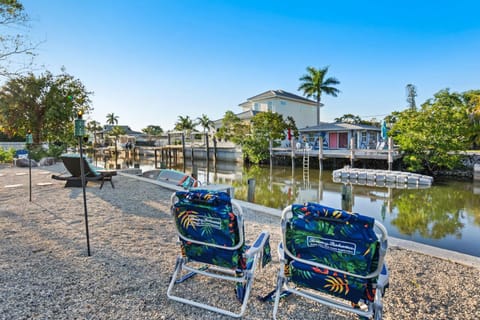 Boaters Bayshore Bungalow II w HOT TUB House in East Naples