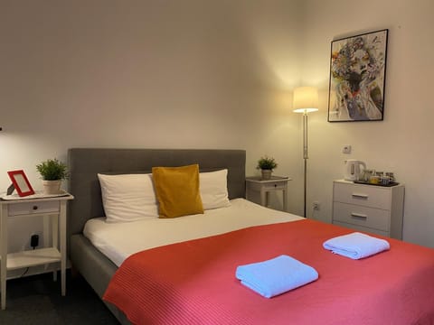 Bed, Photo of the whole room, towels
