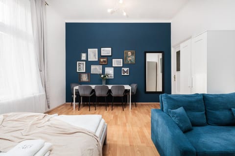 Bed, Photo of the whole room, Decorative detail, Bedroom, towels