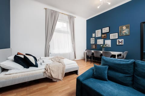 Bed, Photo of the whole room, Decorative detail, Bedroom, towels