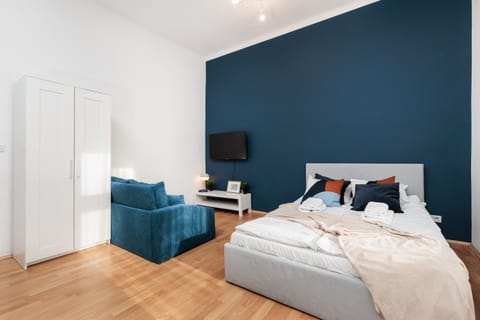 Bed, TV and multimedia, Photo of the whole room, Decorative detail, Bedroom, towels, wardrobe