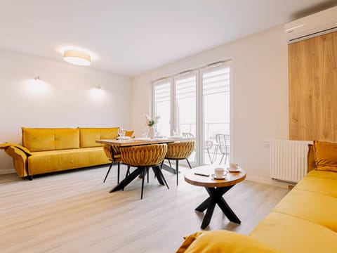 Living room, Seating area, Dining area, internet