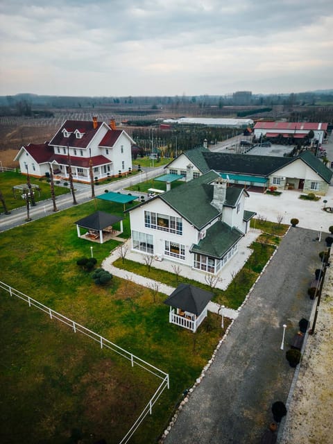 Property building, Garden, Location