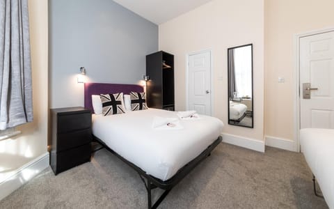 Day, Photo of the whole room, Decorative detail, Bedroom, On site