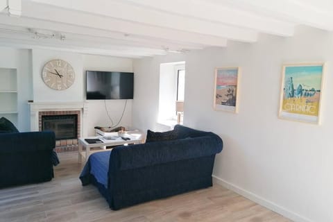 Communal lounge/ TV room, TV and multimedia, Living room, Seating area