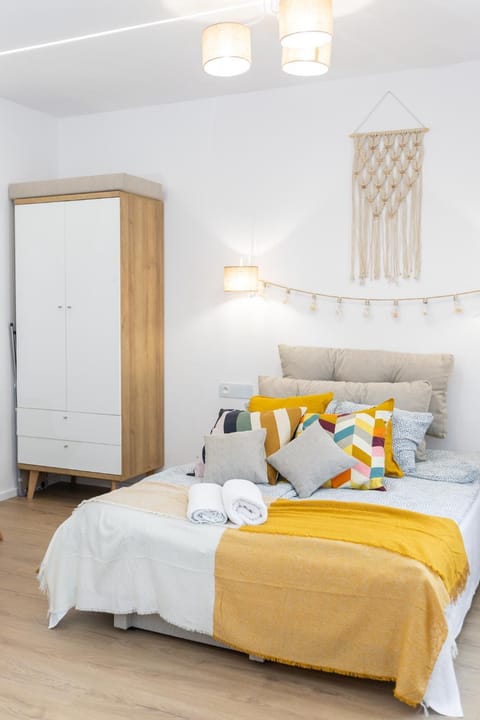 Bed, Photo of the whole room, Bedroom, towels