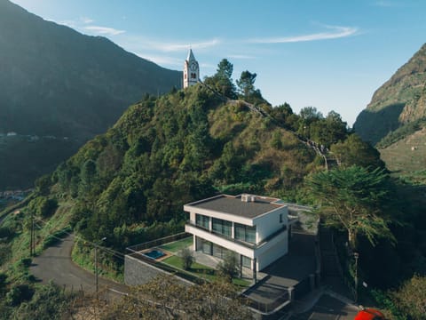 Property building, Day, Natural landscape, Bird's eye view, Mountain view