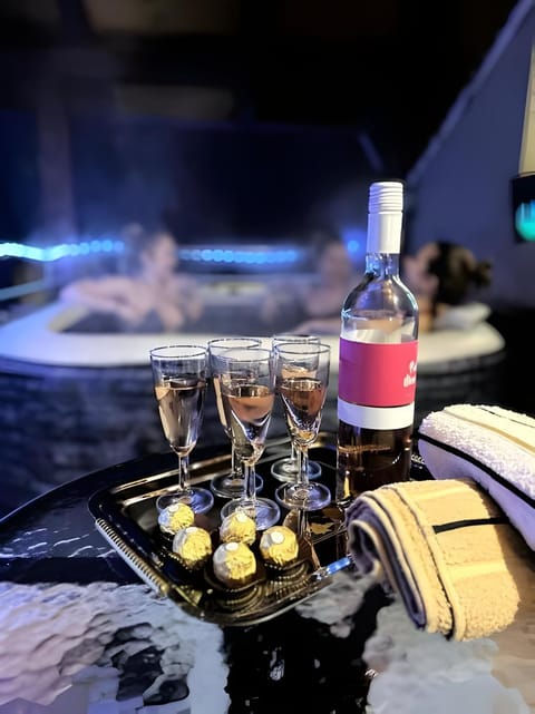 Night, Hot Tub, Balcony/Terrace, Entertainment, Drinks, towels