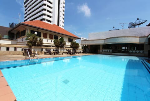 Facade/entrance, Swimming pool