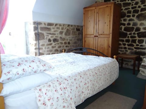 Jasmin Cottage with seasonal Swimming Pool House in Brittany