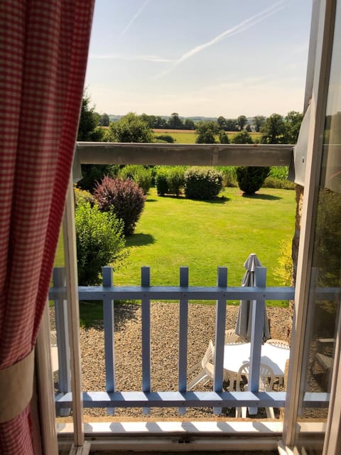 Jasmin Cottage with seasonal Swimming Pool House in Brittany
