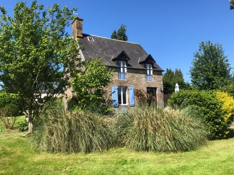 Jasmin Cottage with seasonal Swimming Pool House in Brittany