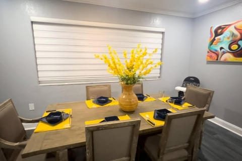 Seating area, Dining area