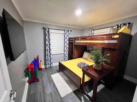 Bed, TV and multimedia, Photo of the whole room, Bedroom, bunk bed
