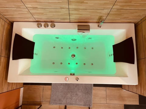 Hot Tub, Spa and wellness centre/facilities