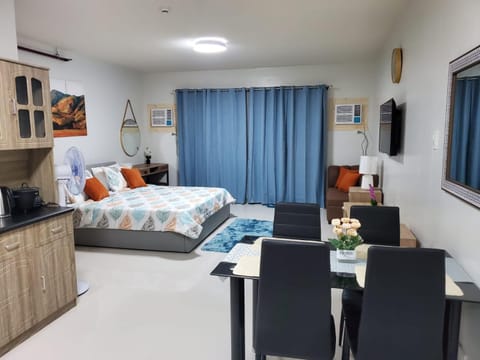 Photo of the whole room, Dining area, Bedroom