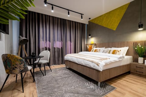 Bed, Photo of the whole room, Seating area, Bedroom