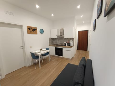 Kitchen or kitchenette, Dining area, minibar, pet friendly, stove, air conditioner