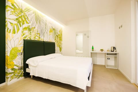 Bed, Photo of the whole room, Bedroom, oven