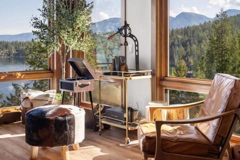 Modern Mountain Lake House House in Finley Point