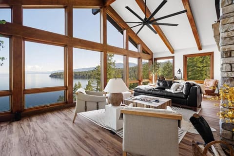 Modern Mountain Lake House House in Finley Point