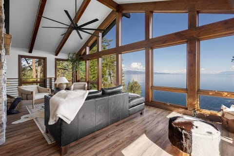 Modern Mountain Lake House House in Finley Point