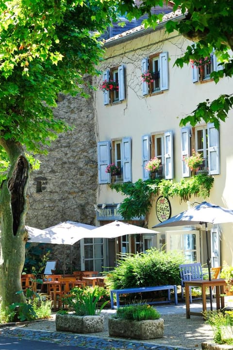 Property building, Patio, Restaurant/places to eat, Day, Balcony/Terrace, Lounge or bar