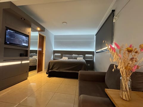 Bed, TV and multimedia, Photo of the whole room, Seating area, Bedroom