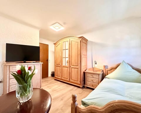 Bed, TV and multimedia, Photo of the whole room, Bedroom, wardrobe