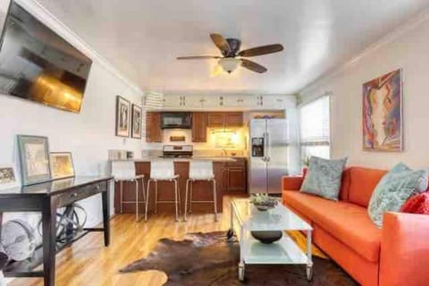 TV and multimedia, Kitchen or kitchenette, Living room, Seating area, Dining area, oven, stove