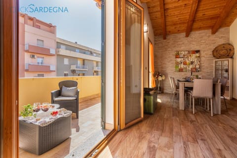 Patio, Day, Balcony/Terrace, Living room, Seating area, Dining area