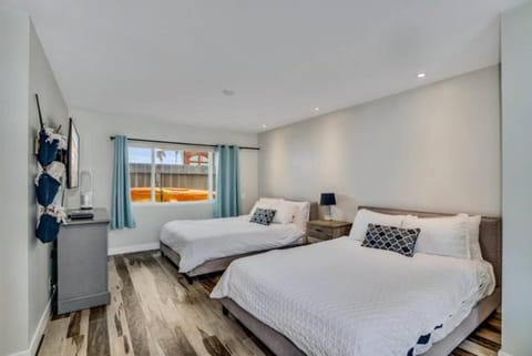 Sea house at Sea shore - 4 bedroom 3 bath - 14 ppl House in Mission Beach