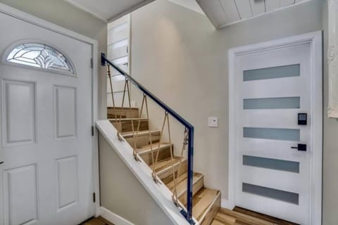 Sea house at Sea shore - 4 bedroom 3 bath - 14 ppl House in Mission Beach