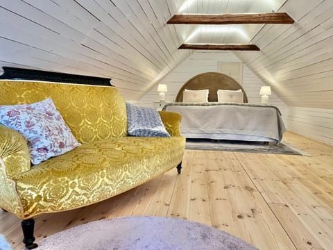 Bed, Photo of the whole room, Seating area, Bedroom