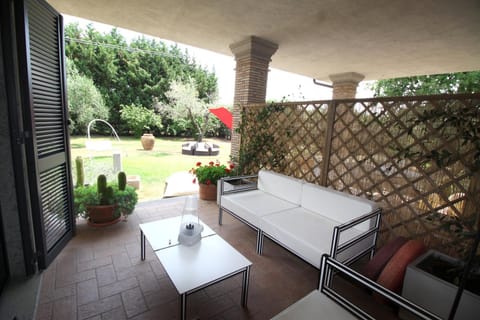 Patio, Garden, Living room, Seating area, Dining area